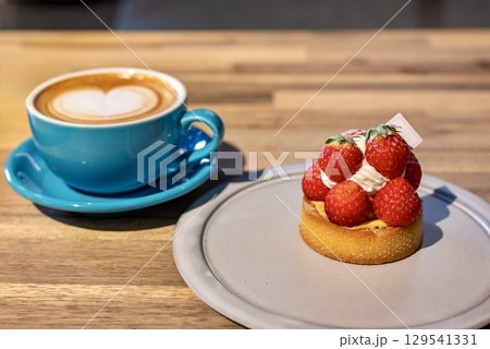 ハートラテアートと苺タルトの映えるカフェ時間 129541331