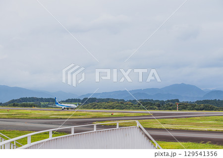 牧之原市の富士山静岡空港の滑走路を走行する飛行機(静岡県) 牧之原市の富士山静岡空港の滑走路を走行する飛行機(静岡県) 129541356
