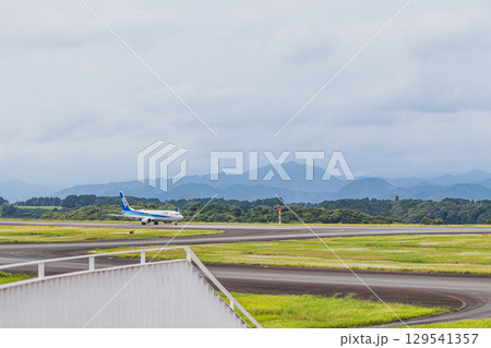 牧之原市の富士山静岡空港の滑走路を走行する飛行機(静岡県) 牧之原市の富士山静岡空港の滑走路を走行する飛行機(静岡県) 129541357