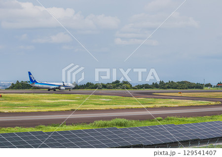 牧之原市の富士山静岡空港の滑走路を走行する飛行機(静岡県) 牧之原市の富士山静岡空港の滑走路を走行する飛行機(静岡県) 129541407
