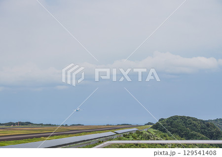 牧之原市の富士山静岡空港の滑走路を走行する飛行機(静岡県) 牧之原市の富士山静岡空港の滑走路を走行する飛行機(静岡県) 129541408
