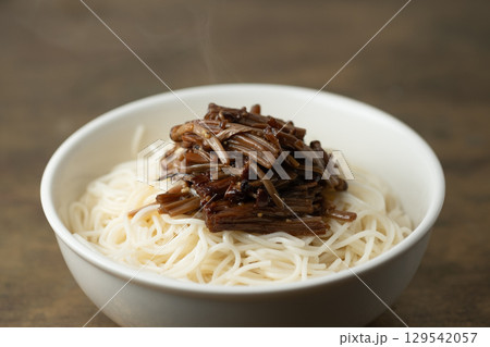 茶えのき茸の冷製そうめん　(写真素材) 129542057