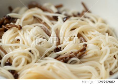 茶えのき茸の冷製そうめん　(写真素材) 129542062