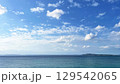 青い海と広がる空 南国の絶景風景 沖縄県 津堅島 129542065