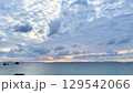 青い海と広がる幻想的な雲と空 南国の絶景風景 沖縄県 津堅島 129542066