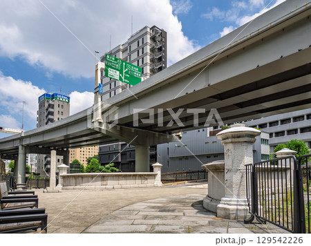 日本橋川の上を通る首都高速道路・日本橋川に架かる常磐橋の親柱 129542226