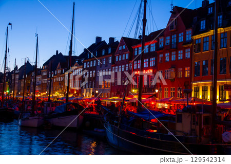 北欧のデンマーク王国　首都コペンハーゲンの観光名所港町ニューハウンの街明かりが灯る夜景 129542314