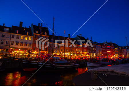 北欧のデンマーク王国　首都コペンハーゲンの観光名所港町ニューハウンの街明かりが灯る夜景 129542316