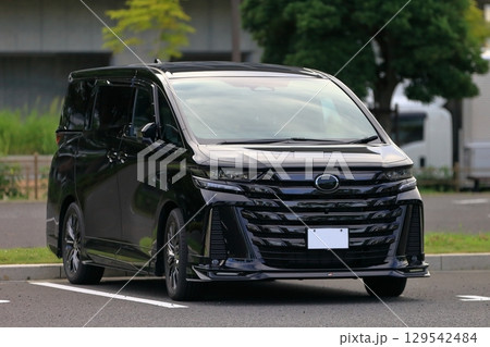 黒い高級ミニバン　イメージ 129542484