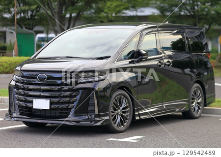 黒い高級ミニバン　イメージ 129542489