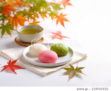 秋をイメージした和菓子 129542910