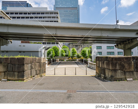 日本橋川の上を通る首都高速道路・日本橋川に架かる常磐橋・国指定史跡「常盤橋門跡」 129542918