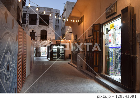 サウジアラビア 夕暮れ時のジッダ歴史地区(アル・バラド)の街並み サウジアラビア 夕暮れ時のジッダ歴史地区(アル・バラド)の街並み 129543091