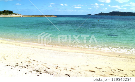 白い砂浜と青い海 129543254