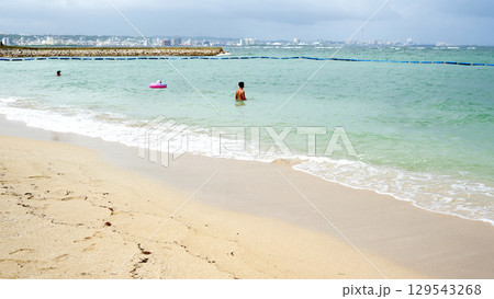 白い砂浜と青い海 129543268