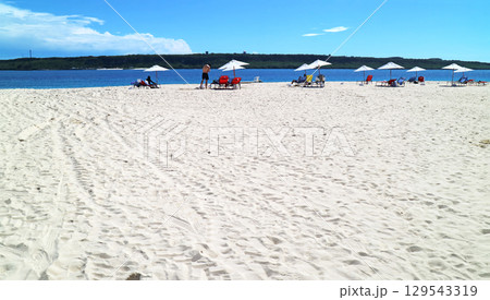 白い砂浜と青い海 129543319