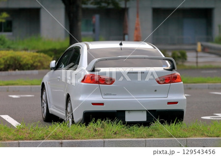 白い国産スポーツカー　イメージ 129543456