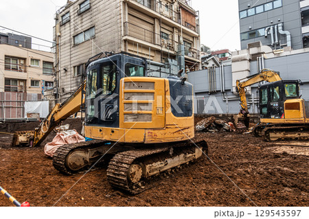 建設現場 Heavy equipment at construction site Shovel 建設現場 Heavy equipment at construction site Shovel 129543597