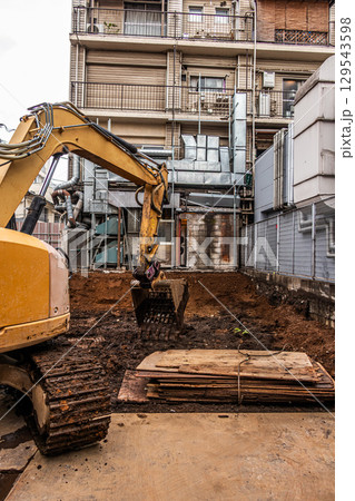 建設現場 Heavy equipment at construction site Shovel 建設現場 Heavy equipment at construction site Shovel 129543598