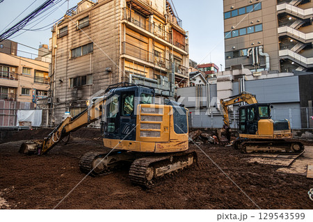 建設現場 Heavy equipment at construction site Shovel 建設現場 Heavy equipment at construction site Shovel 129543599