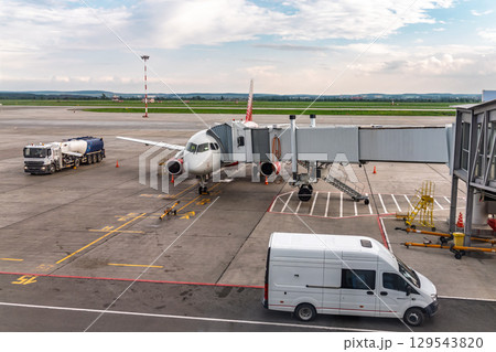 .The gate sleeve is docked to the aircraft. .The gate sleeve is docked to the aircraft. 129543820