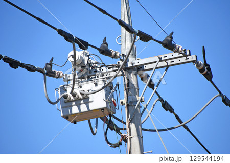 電柱と電気設備 129544194