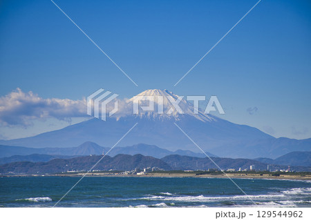 【藤沢市】鵠沼海岸から眺める富士山 129544962