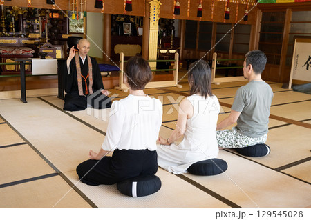 説法を受けるお遍路御一行　愛知県　知多　岩屋寺 129545028