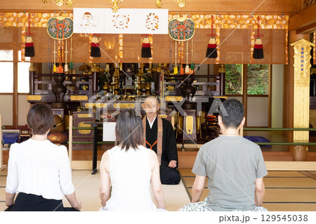 説法を受けるお遍路御一行　愛知県　知多　岩屋寺 129545038