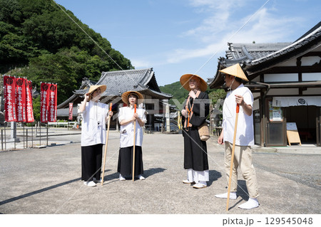 説法を受けるお遍路御一行　愛知県　知多　岩屋寺 129545048
