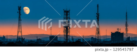 巨大な通信塔と衛星アンテナ 巨大な通信塔と衛星アンテナ 129545797