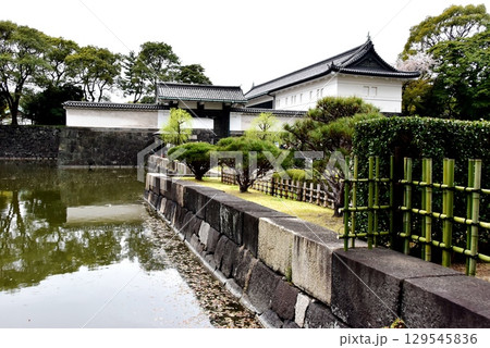 千代田区　皇居内濠と大手門橋と大手門 129545836
