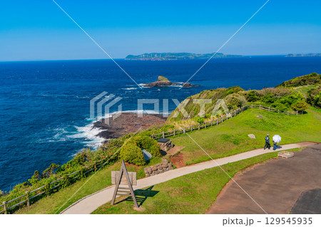 【長崎県生月島】最果ての大バエ灯台から見る海 【長崎県生月島】最果ての大バエ灯台から見る海 129545935