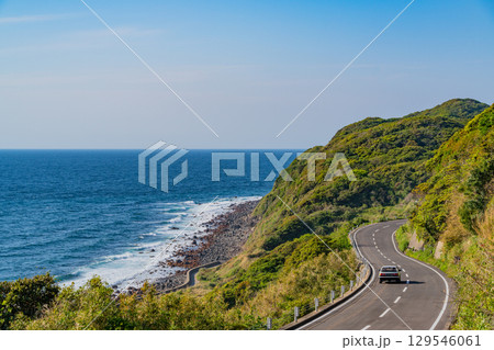 【長崎県生月島】生月サンセットウェイを走る車 129546061