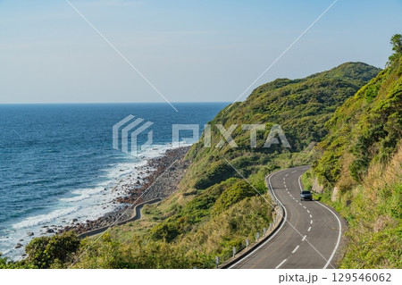 【長崎県生月島】生月サンセットウェイを走る車 【長崎県生月島】生月サンセットウェイを走る車 129546062