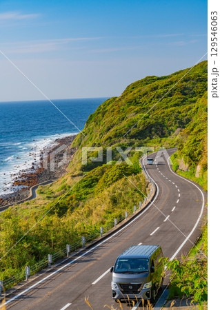 【長崎県生月島】生月サンセットウェイを走る車 129546063