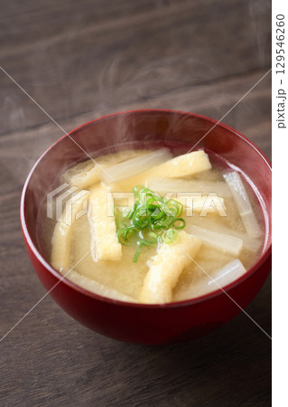 大根と油揚げの味噌汁 129546260