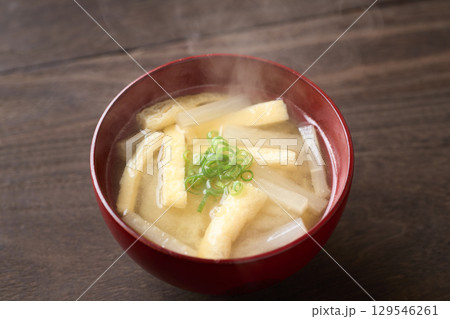 大根と油揚げの味噌汁 129546261