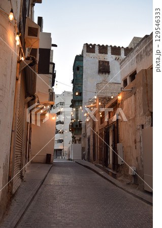 サウジアラビア 夕暮れ時のジッダ歴史地区(アル・バラド)の街並み サウジアラビア 夕暮れ時のジッダ歴史地区(アル・バラド)の街並み 129546333