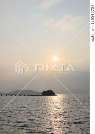 香川県三豊市三野町の海上に浮かぶ子供の守り神「津嶋神社」（夏季大祭の日没前） 129546788