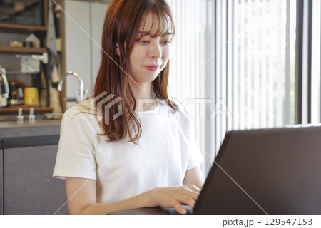 ノートパソコンを操作する女性の手元 ノートパソコンを操作する女性の手元 129547153