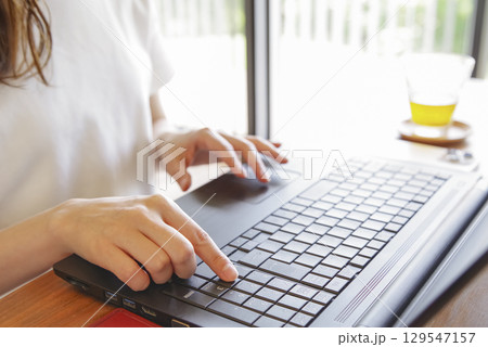 ノートパソコンを操作する女性の手元 ノートパソコンを操作する女性の手元 129547157
