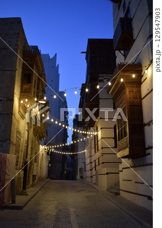 サウジアラビア 夜のジッダ歴史地区(アル・バラド)の街並み 129547903