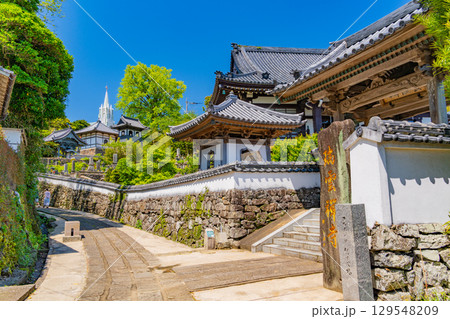 【長崎県平戸島】寺院と教会の見える道 【長崎県平戸島】寺院と教会の見える道 129548209