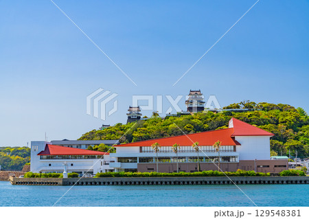 【長崎県平戸島】平戸港から見る平戸城 【長崎県平戸島】平戸港から見る平戸城 129548381