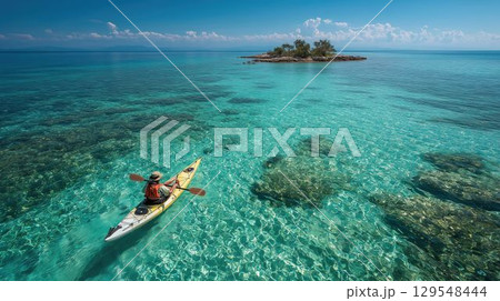 透きとおる海で進むシーカヤック 129548444
