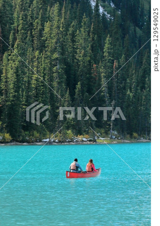 カナダのバンフ国立公園のレイクルイーズ 129549025