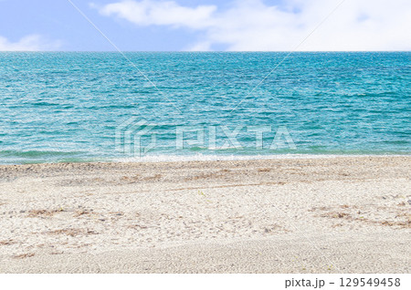 グリーンの海と白い砂浜と青い空 129549458