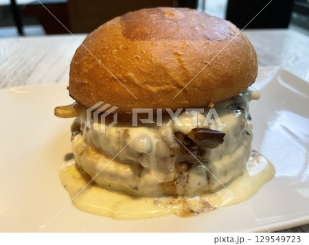マッシュルームとチーズたっぷりのハンバーガー マッシュルームとチーズたっぷりのハンバーガー 129549723