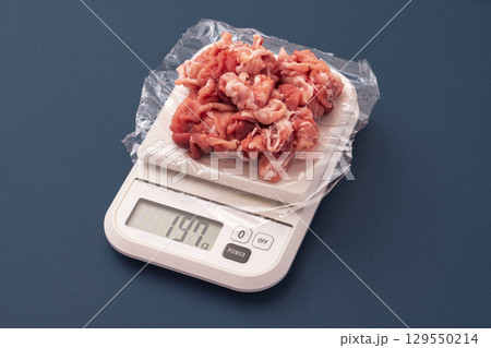 豚肉のこま切れを量る。タンパク量、タンパク摂取量、動物性たんぱく質、栄養価、豚肉を買うなど 豚肉のこま切れを量る。タンパク量、タンパク摂取量、動物性たんぱく質、栄養価、豚肉を買うなど 129550214